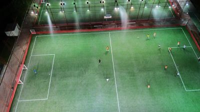 Hava sıcaklıklarının 38 dereceyi gördüğü Düzce’de bir halı saha işletmecisi,