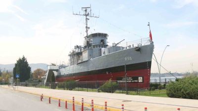 Gölcük ilçesindeki Kavaklı Sahili’nde sergilenen Türkiye’nin ilk karaya yerleştirilmiş su