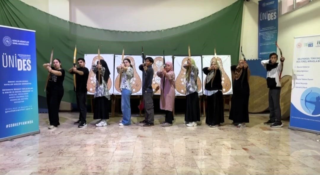 Geleneksel Türk Okçuluğu uygulamalı olarak anlatıldı SUBÜ Geleneksel Türk Sporları Öğrenci Topluluğu’nun ÜNİDES çerçvesinde desteklenen ‘Geleneksel