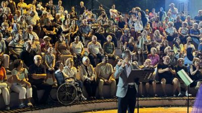 Gölcük’te vatandaşlar düzenlenen konserde, Türk sanat müziğinin unutulmaz eserleri ile