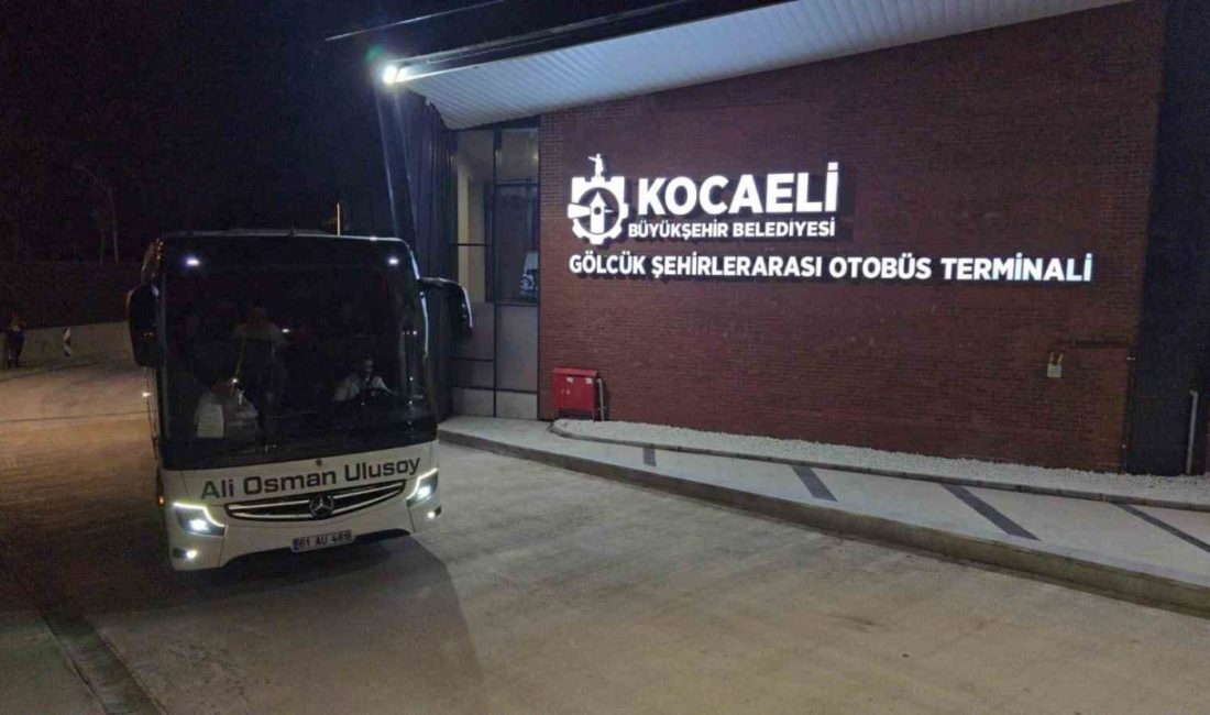 Gölcük Terminali’nde ilk sefer İzmir’e Gölcük’e kazandırılan 13 peronlu yeni otobüs terminali, ilk seferini İzmir’e