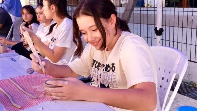 Gölcük Belediyesi’nin düzenlediği sanat atölyelerinde 11-17 yaş arasındaki çocuk ve