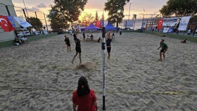 Gölcük Belediyesi’nin yaz spor etkinlikleri kapsamında geleneksel olarak düzenlediği plaj