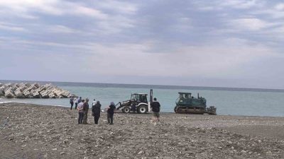 Kastamonu’nun Abana ilçesinde sahilde güneşlendiği sırada iş makinesinin altında kalarak