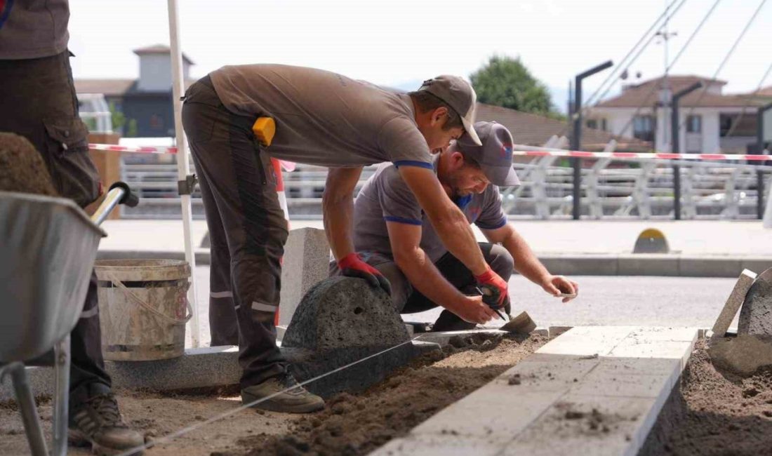 Güvenli yaya trafiği için kaldırımlar yenileniyor Düzce(İHA) – Düzce Belediyesi Fen İşleri Müdürlüğü ekipleri, yıpranan ve
