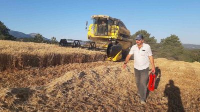Bolu’nun Mudurnu ilçesinde hasat yapılan tarlalarda vatandaşlar, yangın söndürme tüpü