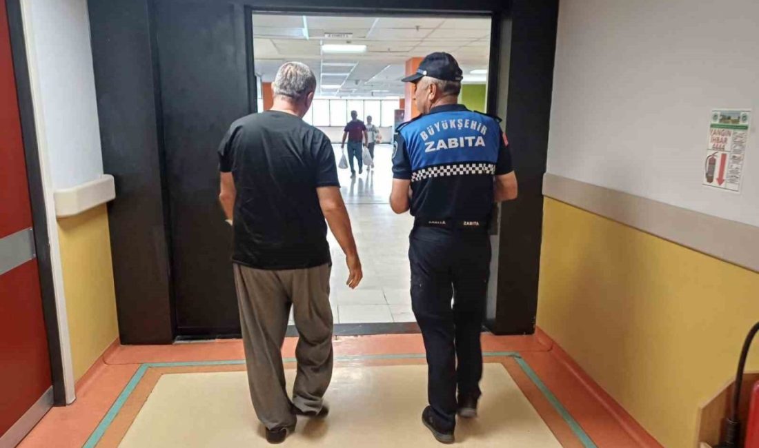 Hastanede yatan hastaya zabıta ekipleri kayıtsız kalmadı Kocaeli’de hastanede yatan ve refakatçisi olmayan vatandaşın talebine, büyükşehir belediyesi