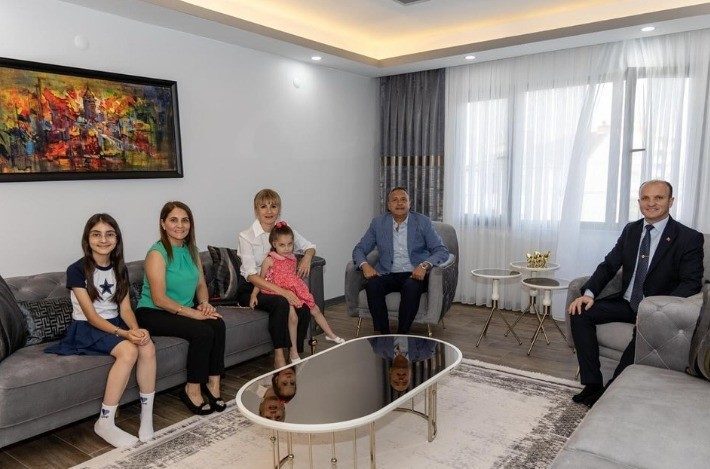 İl Müdürü Yılmaz’dan ve eşinden gazi Halil Er ve ailesine ziyaret Bilecik İl Emniyet Müdürü Hakan Yılmaz ve eşi Deniz Yılmaz,