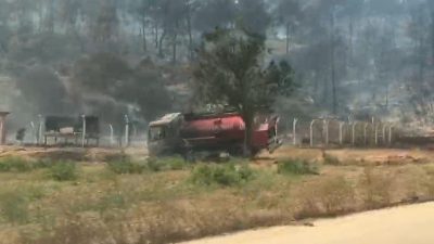 Bilecik’te etkisini hızla sürdüren orman yangınında bir itfaiye aracı kül