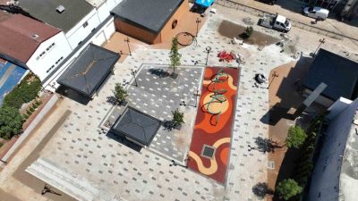 İzmit’te, yıkılan eski Vergi Dairesi önündeki 1980 metrekarelik alanda hayata