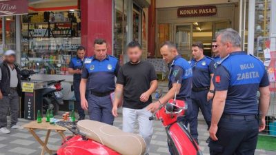 Bolu’da zabıta ekipleri yaptıkları denetimde, kaldırıma konumlandırılmış satış tezgahları, masa