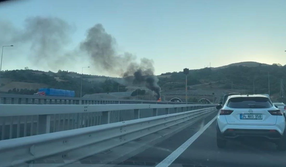 Kamyon alev topuna döndü Kuzey Marmara Otoyolu Körfez geçişinde kamyon alev aldı. Trafikte uzun