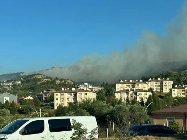 Karamürsel’de orman yangını başladı Kocaeli’nin Karamürsel ilçesinde ormanlık alanda yangın çıktı. Çok sayıda ekip