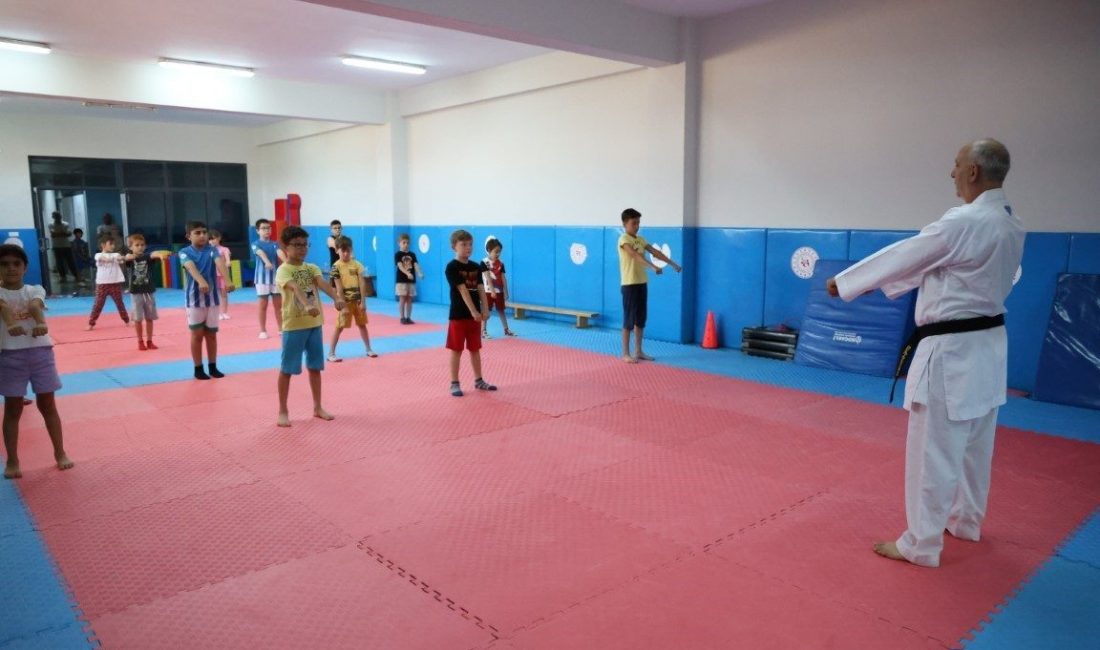 Kartepe’de yaz tatili sporla şenleniyor Kartepe Belediyesi tarafından geleneksel hale getirilen Yaz Spor Okulları, bu