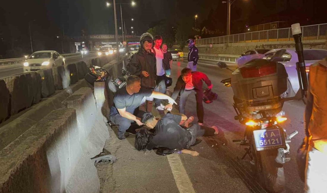 Kasksız kaza yaptılar: Yaralı sürücü, baygın kız arkadaşının başından ayrılmadı Kocaeli’nin İzmit ilçesinde motosikletin devrilmesi sonucu kasksız sürücü ve kız