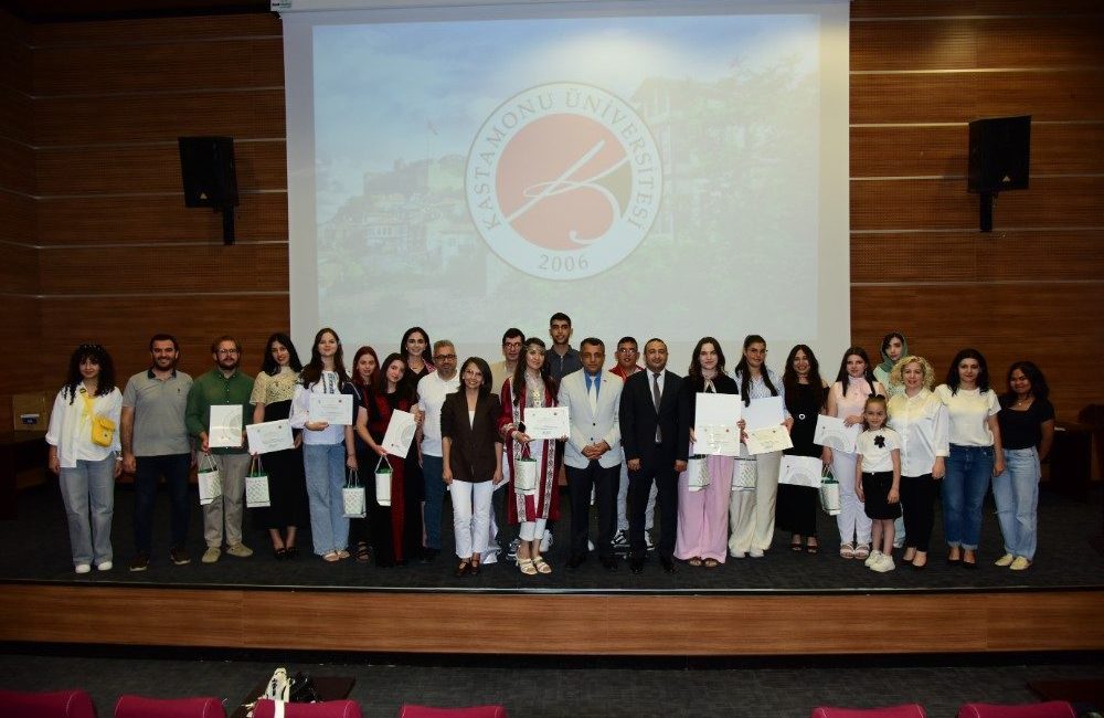 Kastamonu Üniversitesi’nde Türkçe Yaz Okulu kültürel bir köprüye dönüştü Kastamonu Üniversitesine 14 farklı ülkeden gelen öğrenciler, 60 saatlik B1