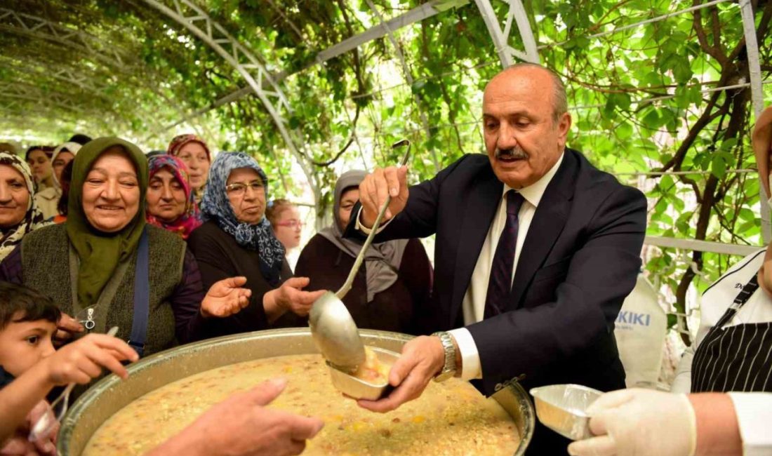 Kastamonu’da 2 bin 500 kişiye aşure ikram edildi Muharrem ayı dolayısıyla Taşköprü Belediyesi tarafından düzenlenen programda 2 bin
