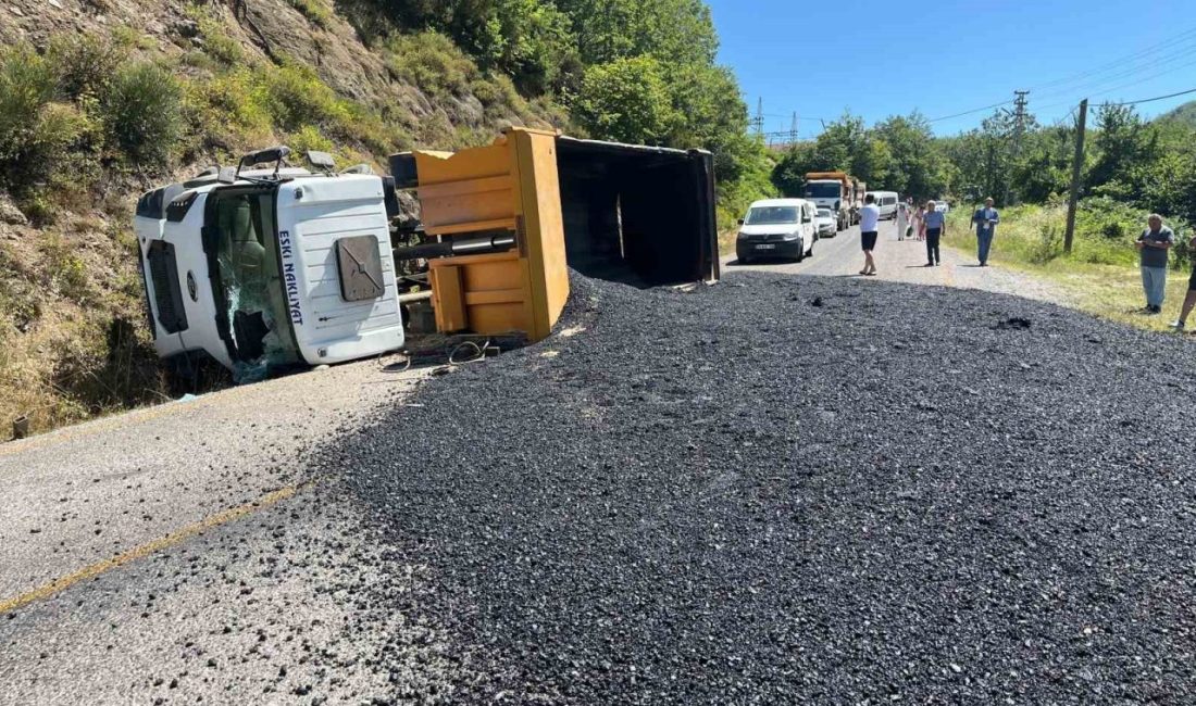 Kastamonu’da asfalt yüklü hafriyat kamyonu devrildi, sürücüsü yaralandı Kastamonu’nun Bozkurt ilçesinde sıcak asfalt yüklü hafriyat kamyonunun devrilmesi neticesinde