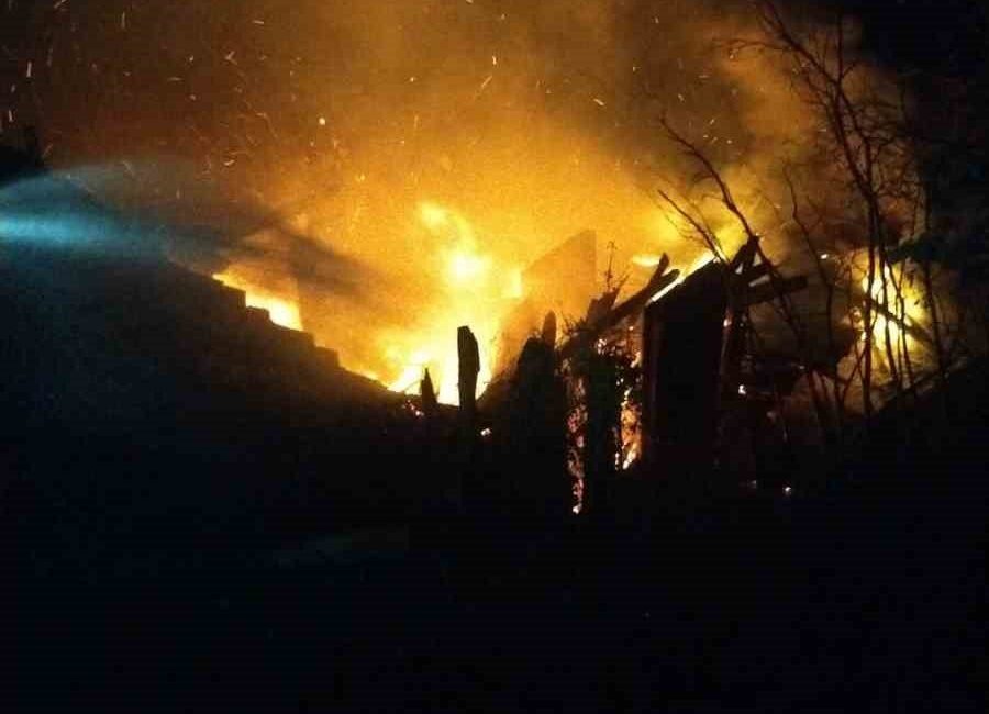 Kastamonu’nun İnebolu ilçesinde çıkan yangında bir ev ve samanlık kullanılamaz