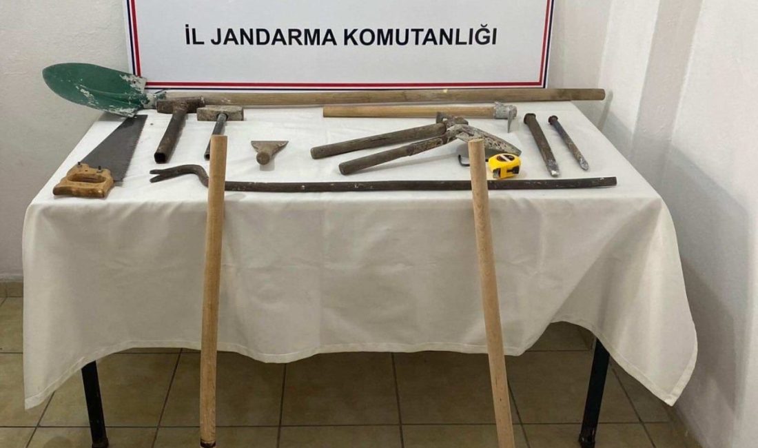 Kastamonu’nun Taşköprü ilçesinde izinsiz kaçak kazı yapan 5 kişi, jandarma