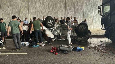 Kastamonu’nun Tosya ilçesi D100 karayolunda su birikintisi sebebiyle savrulan otomobil,