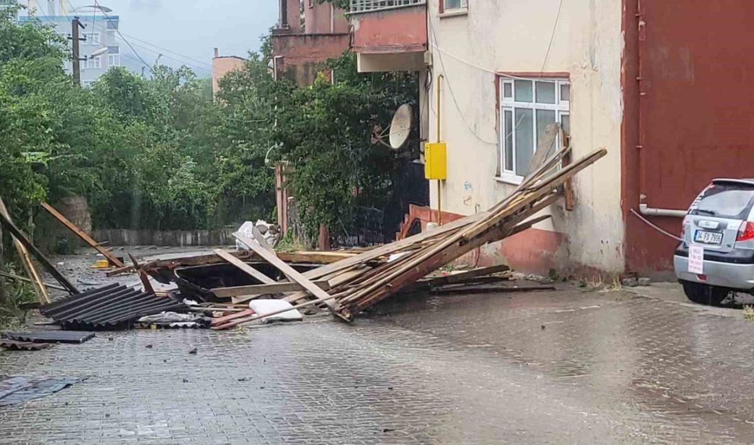 Kastamonu’nun İnebolu ilçesinde etkili olan hortum ve fırtınada bir evin