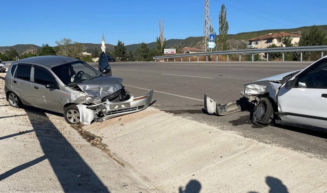Kastamonu’nun Taşköprü ilçesinde iki otomobilin çarpışması sonucu meydana gelen kazada