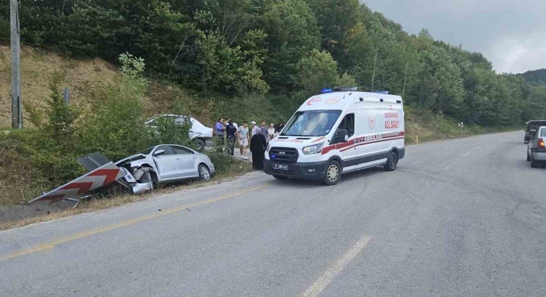 Kastamonu’da iki otomobil çarpıştı: 2 yaralı Kastamonu’nun Cide ilçesinde, iki otomobilin çarpıştığı kazada 2 kişi yaralandı.
