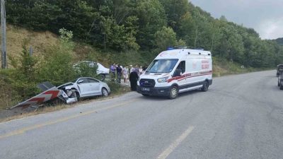 Kastamonu’nun Cide ilçesinde, iki otomobilin çarpıştığı kazada 2 kişi yaralandı.