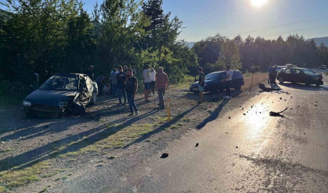 Kastamonu’da iki otomobil kafa kafaya çarpıştı: 4 yaralı Kastamonu’da iki otomobilin kafa kafaya çarpıştığı kazada 4 kişi yaralandı.