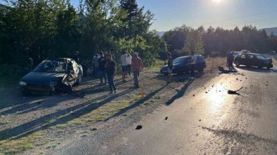 Kastamonu’da iki otomobilin kafa kafaya çarpıştığı kazada 4 kişi yaralandı.