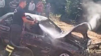 Kastamonu’nun Çatalzeytin ilçesinde otomobilde çıkan yangın, rüzgarın etkisiyle ormanlık alana