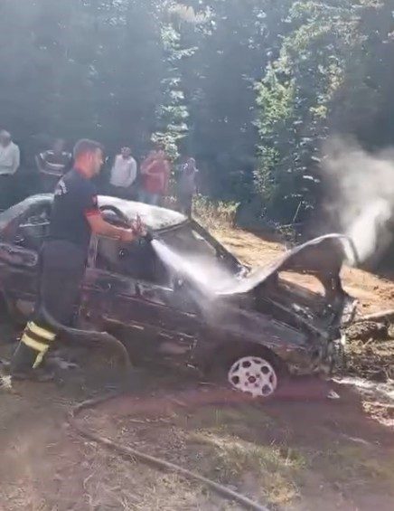 Kastamonu’da otomobilde çıkan yangın ormana sıçradı Kastamonu’nun Çatalzeytin ilçesinde otomobilde çıkan yangın, rüzgarın etkisiyle ormanlık alana