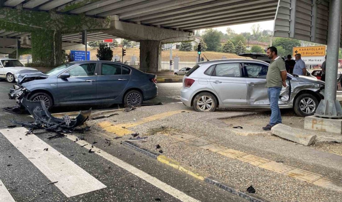 Kastamonu’da üç araç birbirine girdi: 5 yaralı Kastamonu’da üç otomobilin çarpışması neticesinde meydana gelen kazada 2’si çocuk