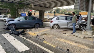 Kastamonu’da üç otomobilin çarpışması neticesinde meydana gelen kazada 2’si çocuk
