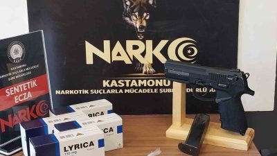 Kastamonu’da polis ekipleri tarafından gerçekleştirilen operasyonda ruhsatsız tabanca ve sentetik