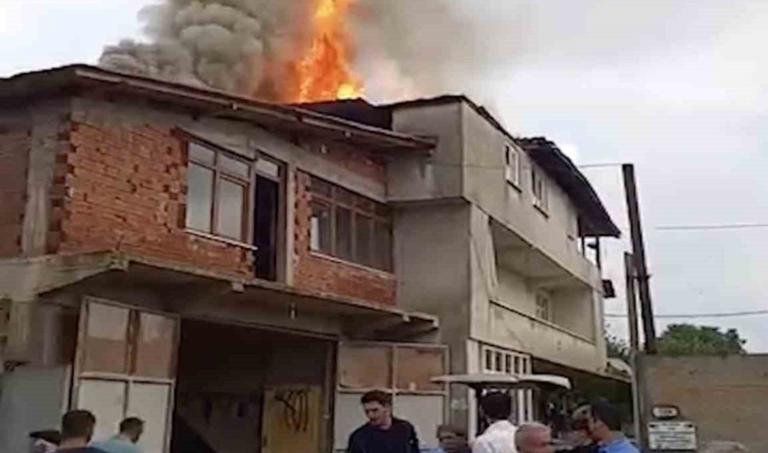 Kastamonu’da yıldırım düşen evde yangın çıktı Kastamonu’da yıldırım düşmesi neticesinde 2 katlı evin çatısında çıkan yangın,