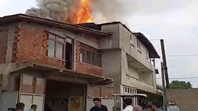 Kastamonu’da yıldırım düşmesi neticesinde 2 katlı evin çatısında çıkan yangın,