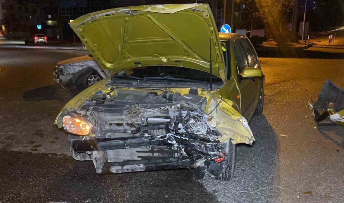 Kavşakta iki otomobil çarpıştı: 4 yaralı Kocaeli’nin Kartepe ilçesinde iki otomobilin kavşakta çarpışması sonucu meydana gelen