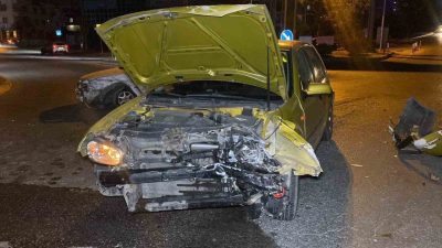 Kocaeli’nin Kartepe ilçesinde iki otomobilin kavşakta çarpışması sonucu meydana gelen