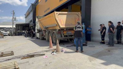 Kocaeli’nin Gebze ilçesinde damperli tırın kasasında yapılan kaynak işlemini izleyen