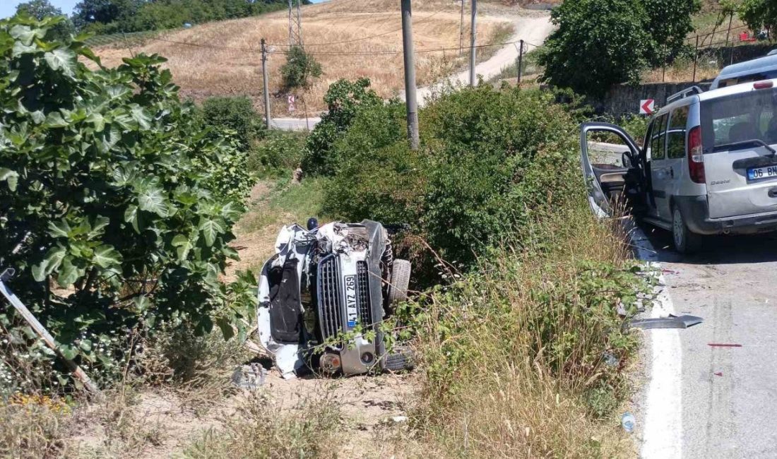 Kazadan kaçmak istedi, otomobili devrildi: 2 yaralı Kocaeli’de hafif ticari araç ile minibüsün karıştığı kazaya çarpmamak için