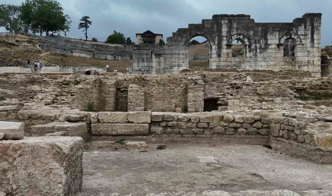 Düzce Belediyesi tarafından kazı çalışması başlatılan Konuralp Antik Tiyatro alanında
