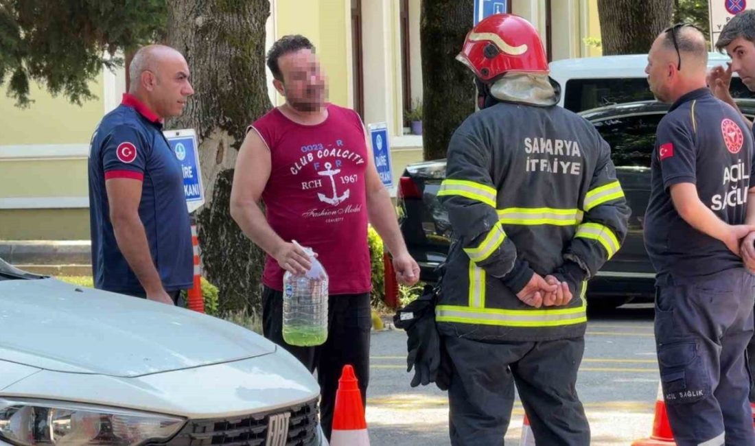 Kendini yakmakla tehdit etti, ekipleri görünce benzini motosiklete doldurdu Sakarya’nın Adapazarı ilçesinde SASKİ Genel Müdürlüğü önüne elinde benzin dolu