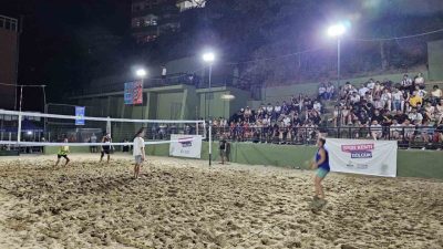 Gölcük Belediyesi’nin yaz spor etkinlikleri kapsamında düzenlediği plaj voleybolu turnuvası,