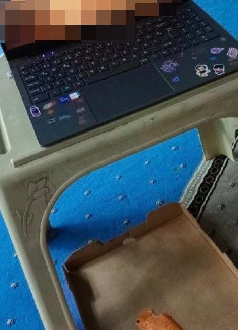Kız yurdunda pornografik film açıp sosyal medyada paylaştılar Sakarya’da bir kız yurdunda pornografik film açarak sosyal medyada paylaşan