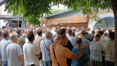 Kocaeli’nin Karamürsel ilçesinde eşinin yanında bıçaklanarak öldürülen Uğur Deniz, kılınan