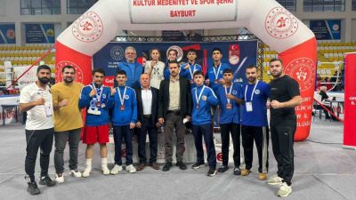 Bayburt’ta düzenlenen Üst Minikler Türkiye Ferdi Boks Şampiyonası’nda Kocaelili sporcular,