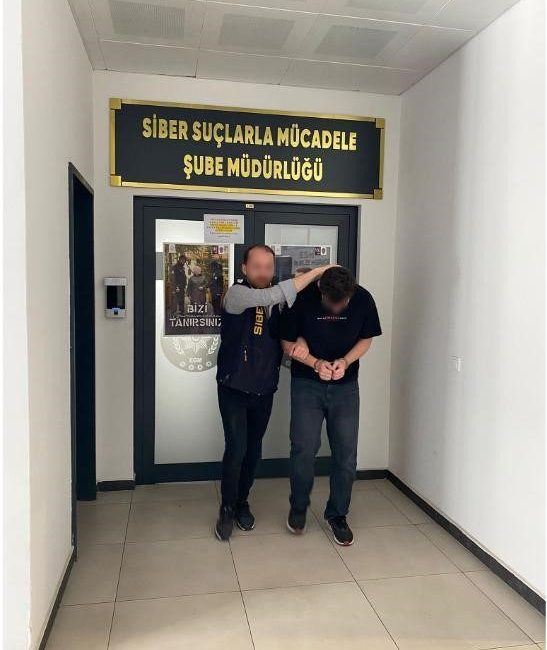 Kocaeli’de 115 yıl hapis cezasıyla aranan dolandırıcı yakalandı Kocaeli’de bilişim sistemlerini kullanarak dolandırıcılık suçundan hakkında 115 yıl 9