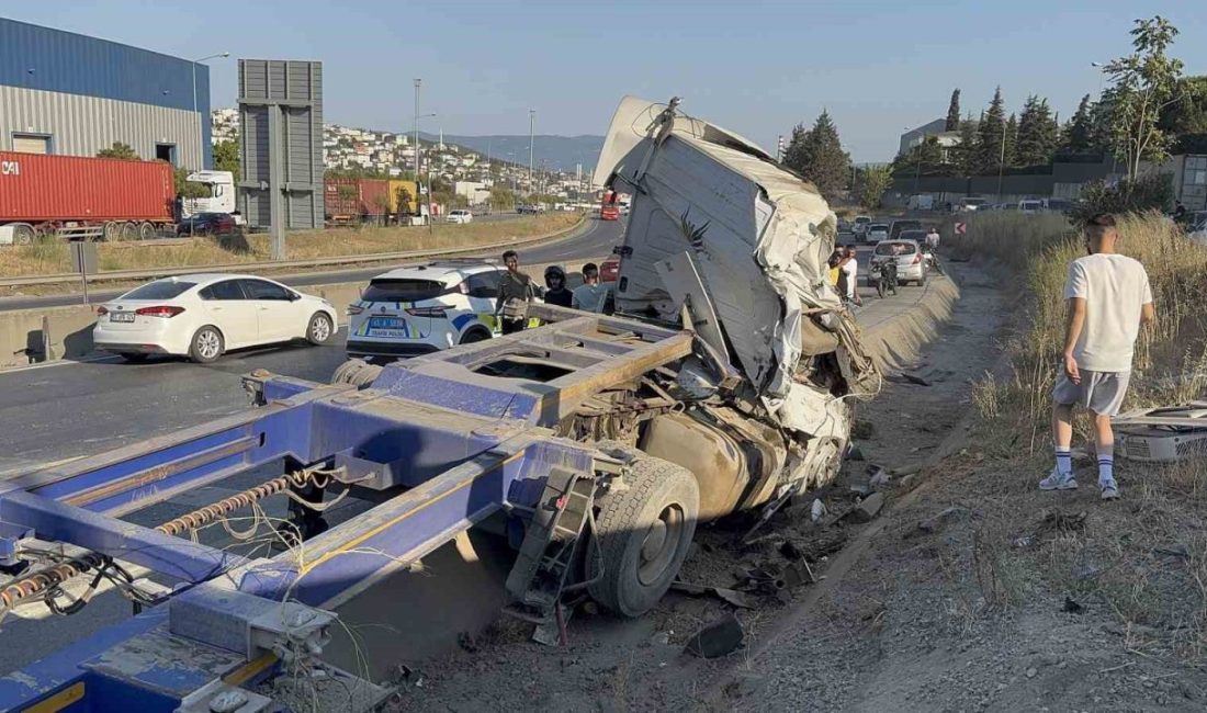 Kocaeli’nin Dilovası ilçesinde otomobilin, tırdan düşen konteynerin altında kalması sonucu